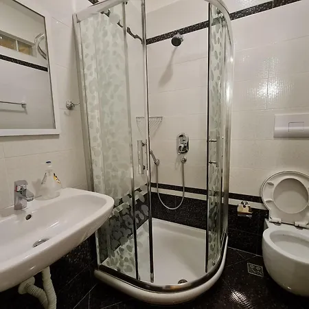 Near Kompleksi Liro *